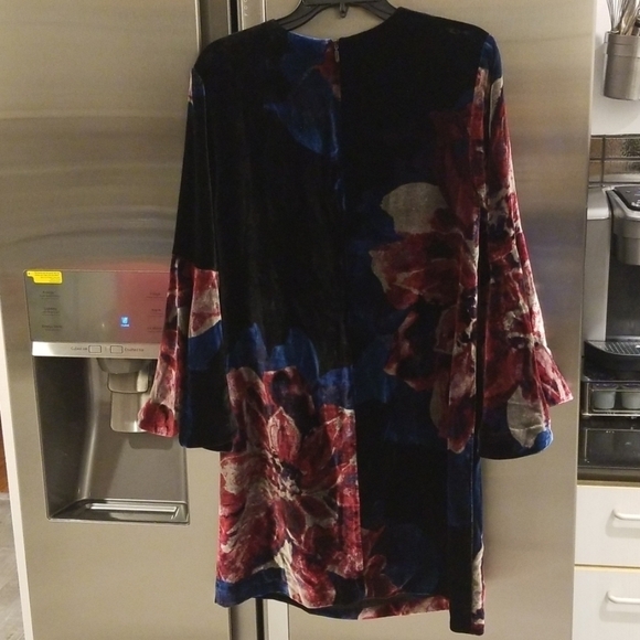 💕TRINA TURK💕 Floral Bell Sleeve Velvet Astral Dress 6 - Picture 8 of 8